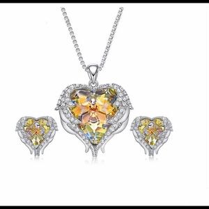 Set of pendant necklace and earrings